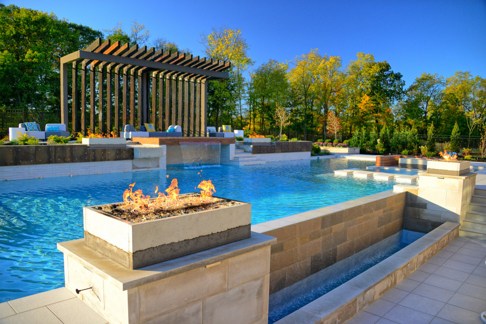 Foto de piscinas y jacuzzis minimalistas extra grandes rectangulares en patio trasero con suelo de baldosas