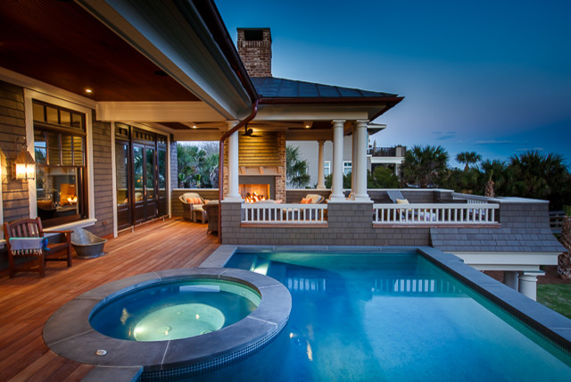 Aménagement d'une piscine hors-sol et arrière classique de taille moyenne et sur mesure avec une terrasse en bois.