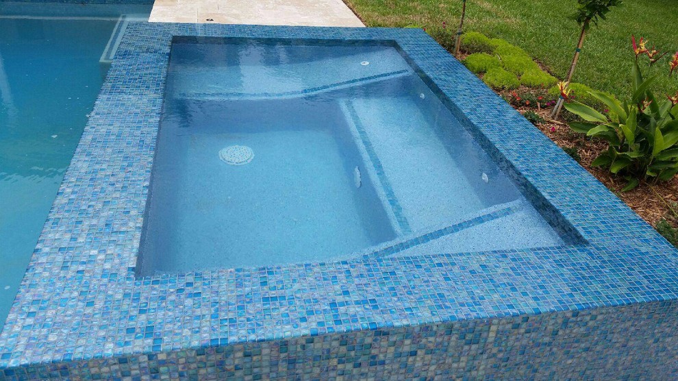 Foto de piscina moderna en patio trasero