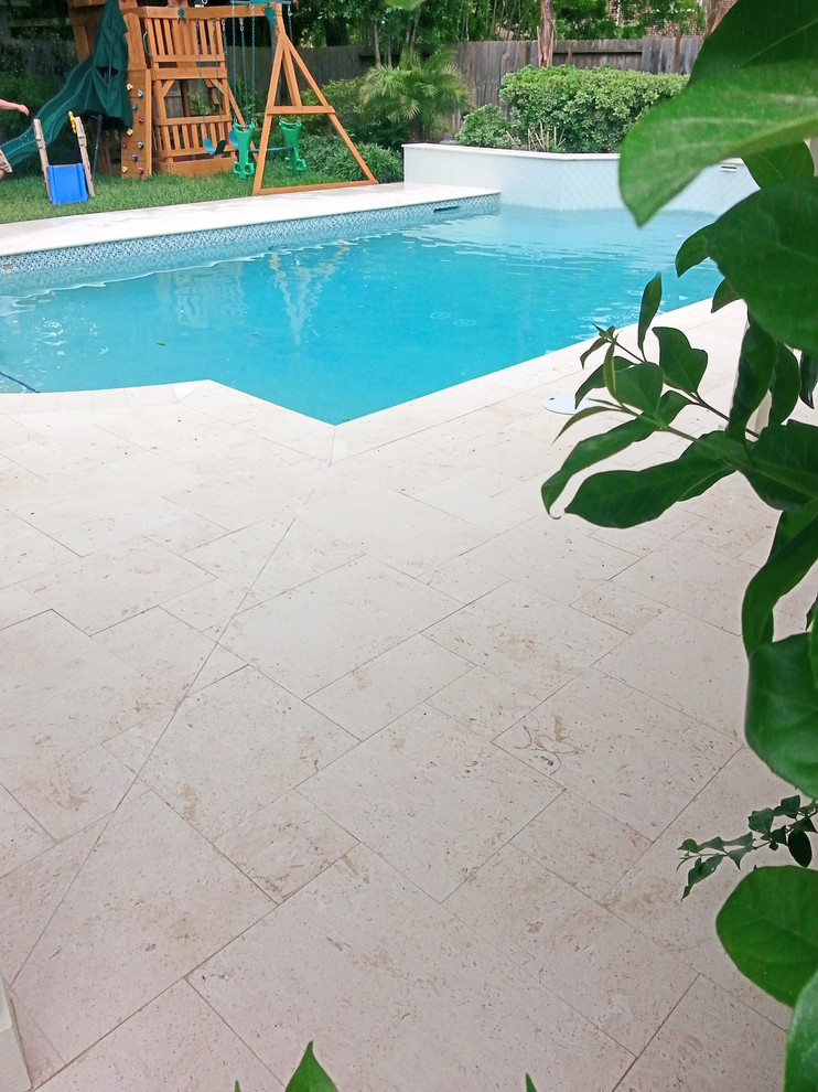 Diseño de piscinas y jacuzzis alargados clásicos renovados de tamaño medio a medida en patio trasero con suelo de baldosas