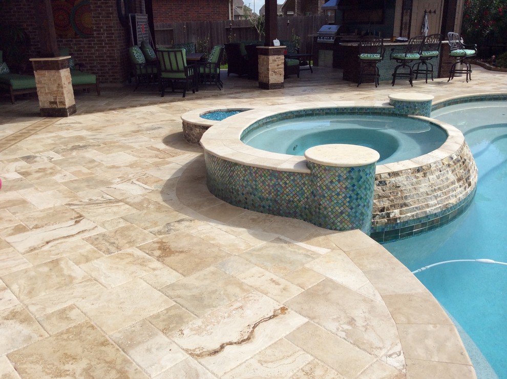 Foto de piscinas y jacuzzis alargados tradicionales renovados de tamaño medio a medida en patio trasero con suelo de baldosas