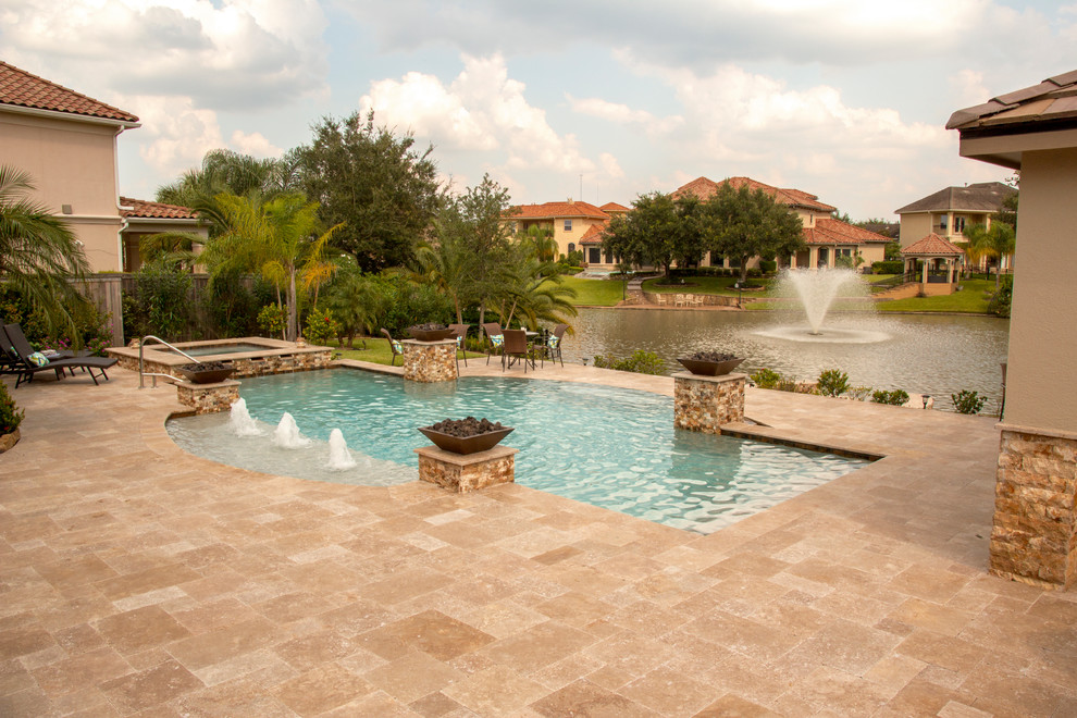 Diseño de piscinas y jacuzzis alargados tradicionales renovados de tamaño medio a medida en patio trasero con suelo de baldosas
