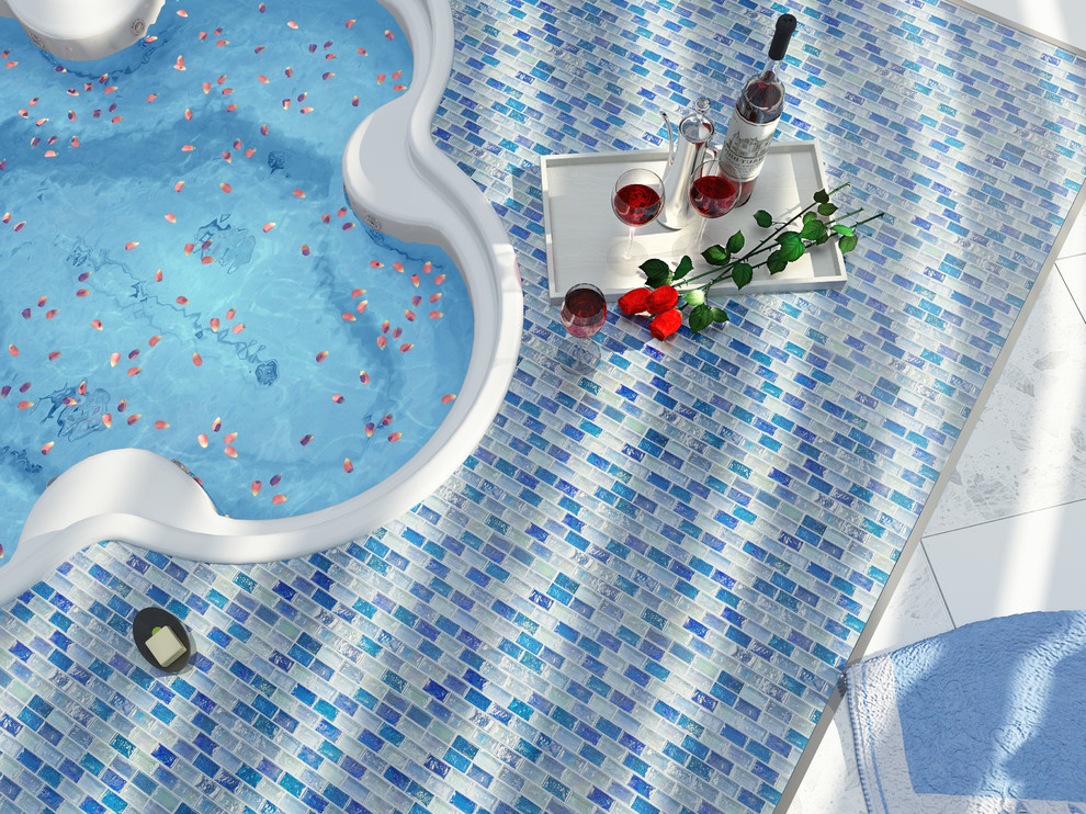 Idée de décoration pour un couloir de nage arrière tradition de taille moyenne et sur mesure avec un bain bouillonnant et du carrelage.