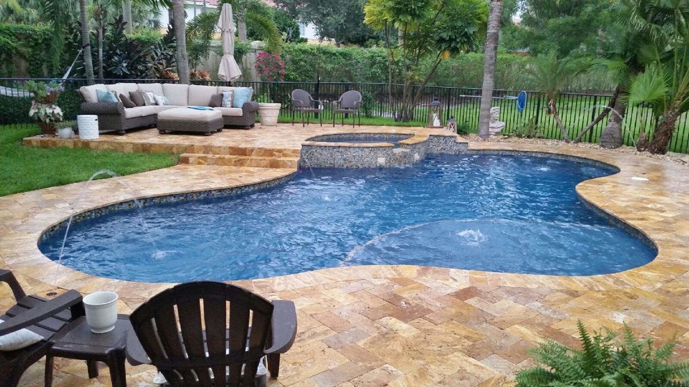 Réalisation d'un Abris de piscine et pool houses arrière minimaliste de taille moyenne et sur mesure avec des pavés en pierre naturelle.