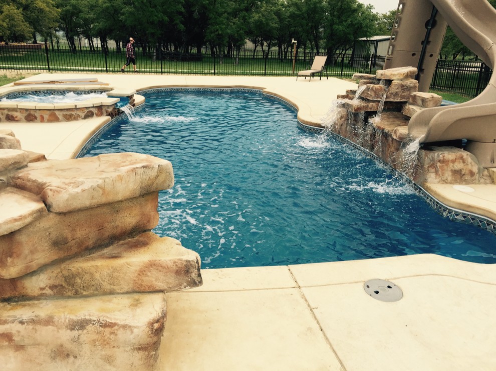 Foto di una grande piscina coperta minimalista personalizzata con lastre di cemento
