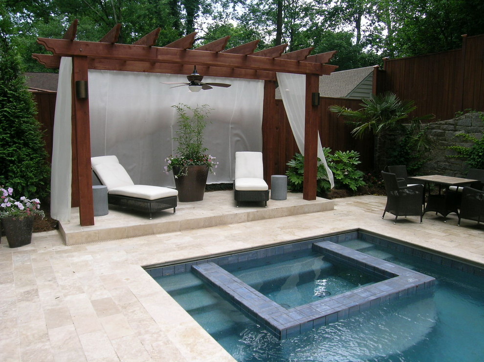 Exemple d'une piscine naturelle et arrière chic de taille moyenne et rectangle avec un bain bouillonnant et des pavés en pierre naturelle.