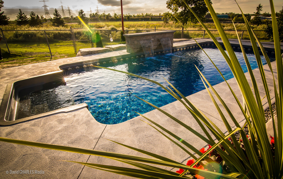 Стильный дизайн: маленький прямоугольный бассейн на заднем дворе в стиле неоклассика (современная классика) с фонтаном и покрытием из бетонных плит для на участке и в саду - последний тренд