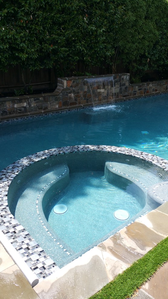 Idee per una piscina monocorsia chic rettangolare di medie dimensioni e dietro casa con fontane e pavimentazioni in pietra naturale