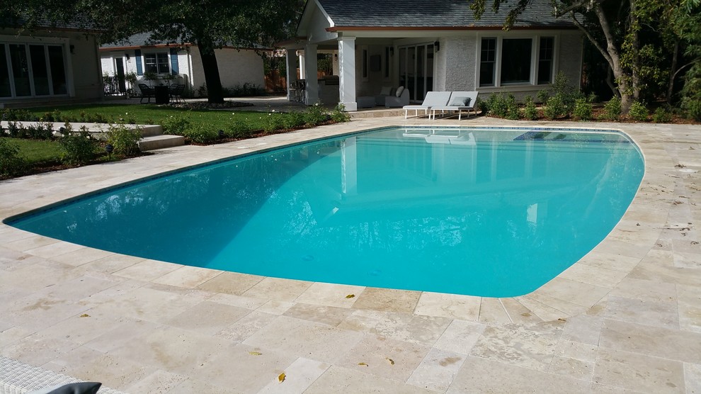 Idee per una piscina monocorsia minimalista rettangolare di medie dimensioni e dietro casa con una vasca idromassaggio e piastrelle