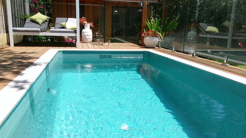 Свежая идея для дизайна: наземный, прямоугольный бассейн среднего размера на заднем дворе в морском стиле с настилом - отличное фото интерьера