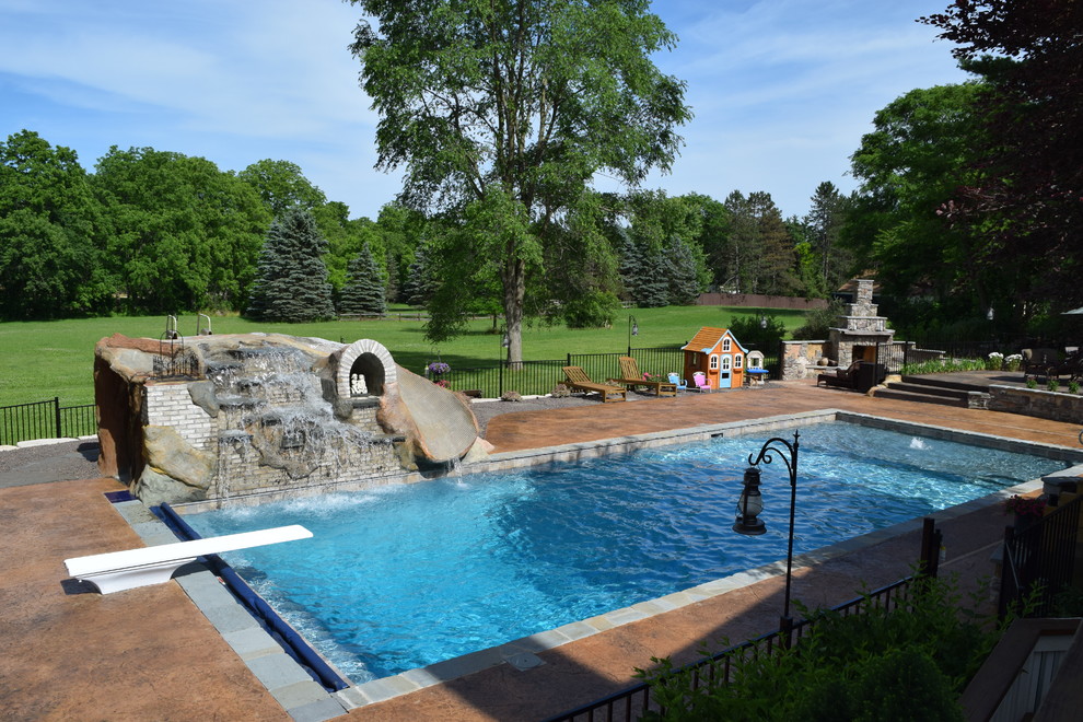 Imagen de piscina con fuente natural contemporánea grande rectangular en patio trasero