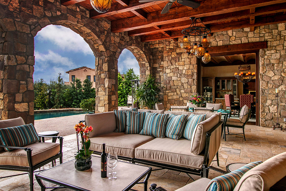 Источник вдохновения для домашнего уюта: огромный двор на заднем дворе в средиземноморском стиле с покрытием из каменной брусчатки