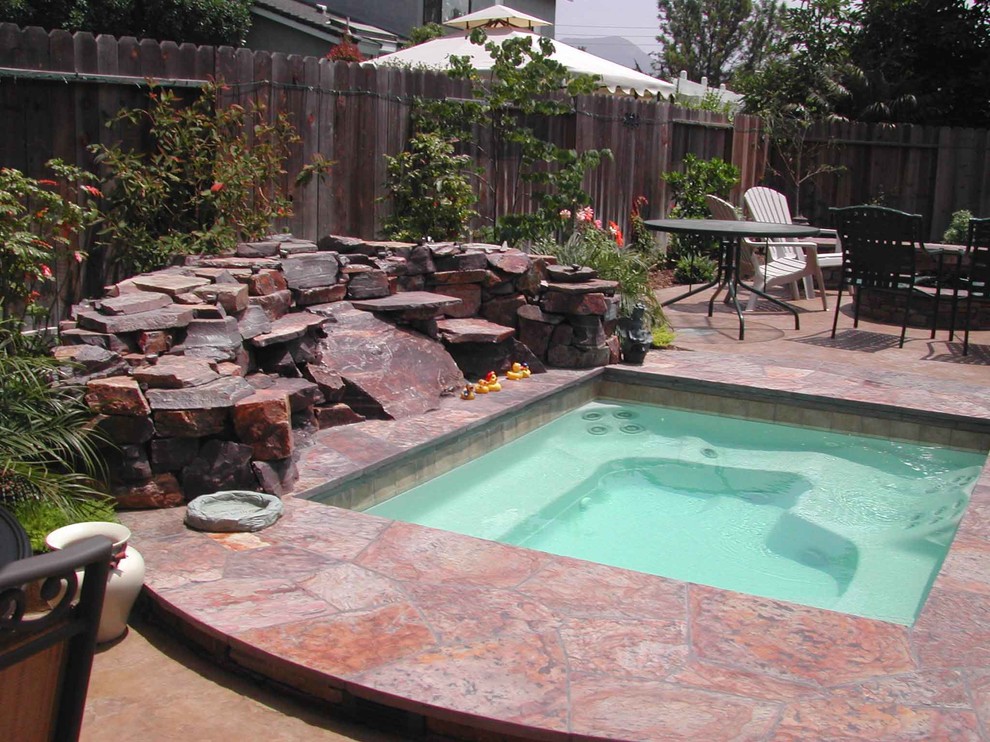Idee per una piscina naturale classica rettangolare di medie dimensioni e dietro casa con una vasca idromassaggio e pavimentazioni in pietra naturale