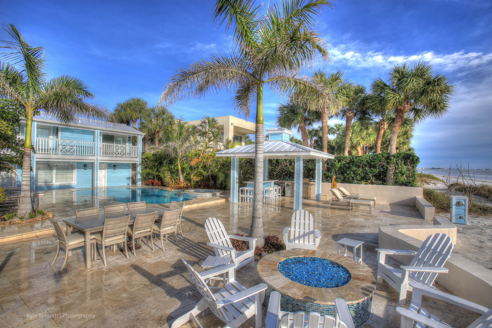 Foto di una piscina naturale costiera personalizzata di medie dimensioni e dietro casa con fontane e pavimentazioni in mattoni