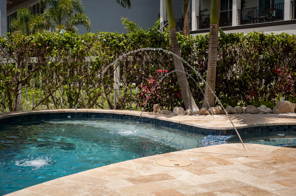 Mittelgroßer Whirlpool hinter dem Haus in individueller Form mit Natursteinplatten in Tampa
