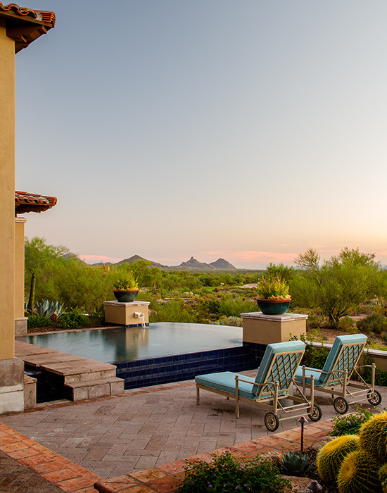 Klassischer Infinity-Pool hinter dem Haus mit Natursteinplatten in Phoenix