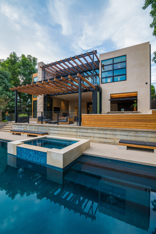 Mittelgroßer Moderner Infinity-Pool hinter dem Haus in rechteckiger Form mit Wasserspiel und Betonplatten in Los Angeles