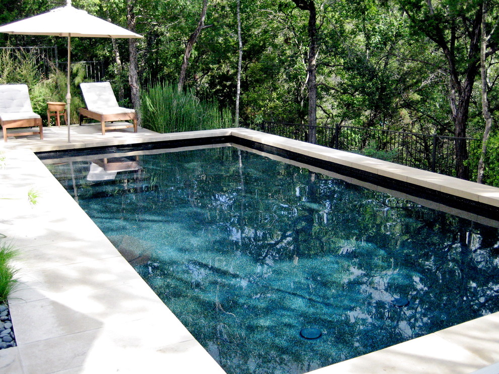 Exempel på en modern rektangulär pool, med betongplatta