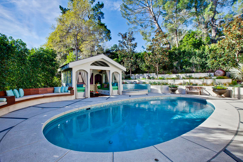 На фото: круглый бассейн в современном стиле с домиком у бассейна с