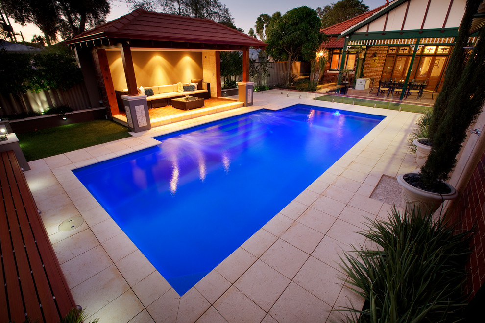 Foto di una grande piscina minimal dietro casa