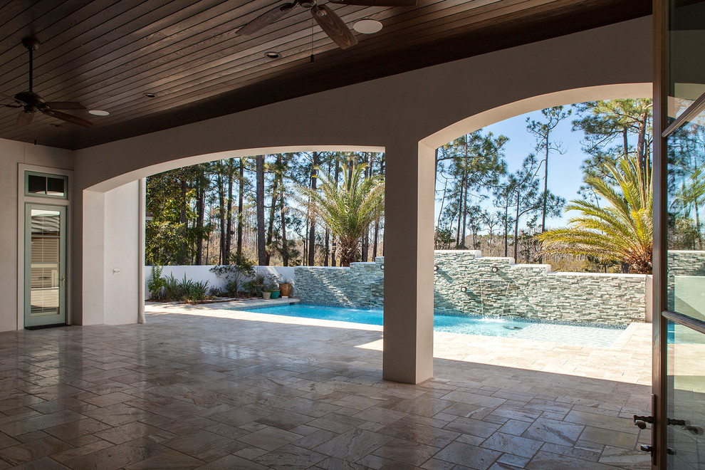 Ispirazione per una grande piscina naturale classica rettangolare in cortile con fontane e pavimentazioni in pietra naturale