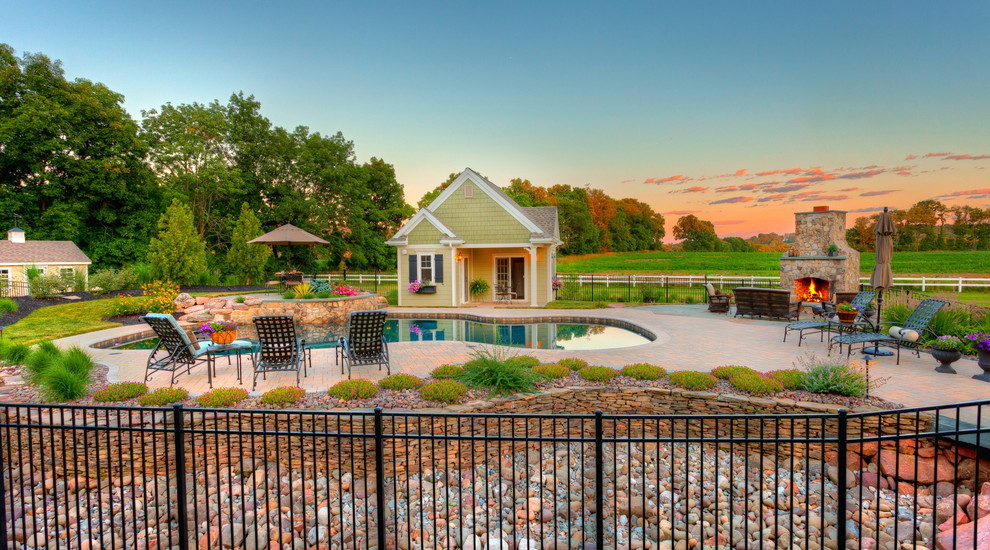 Foto di una grande piscina tradizionale personalizzata dietro casa con una dépendance a bordo piscina e pavimentazioni in cemento