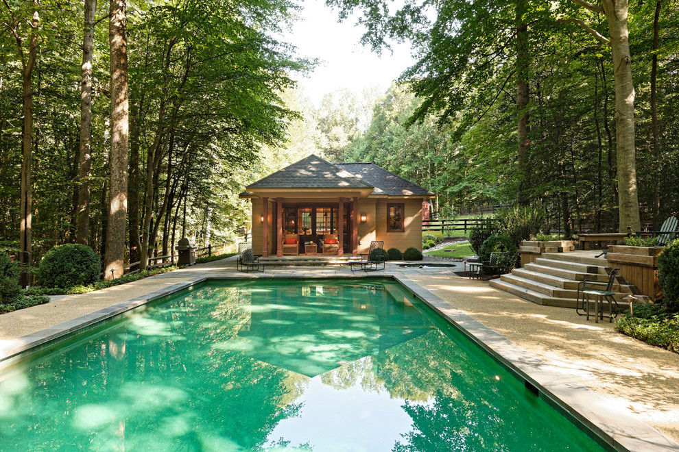 Ejemplo de casa de la piscina y piscina de estilo de casa de campo rectangular en patio trasero
