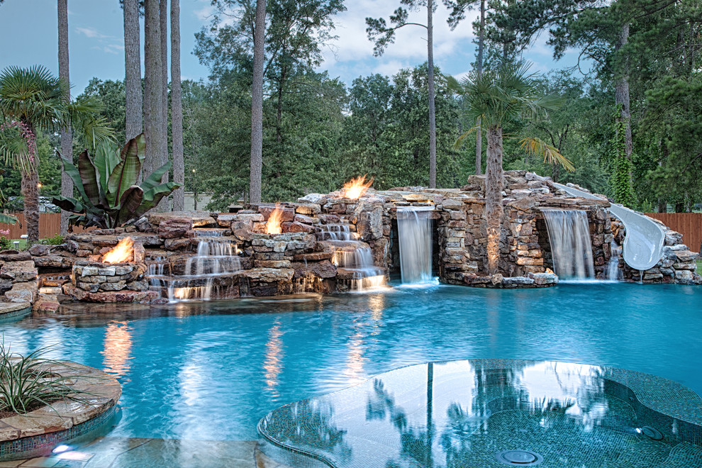 Foto de piscinas y jacuzzis naturales exóticos extra grandes a medida en patio trasero con adoquines de piedra natural