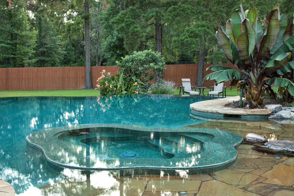 Imagen de piscinas y jacuzzis naturales tropicales extra grandes a medida en patio trasero con adoquines de piedra natural