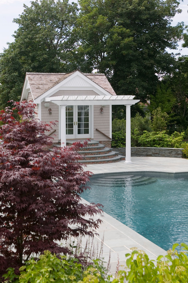 Foto de casa de la piscina y piscina marinera de tamaño medio rectangular en patio trasero con adoquines de piedra natural