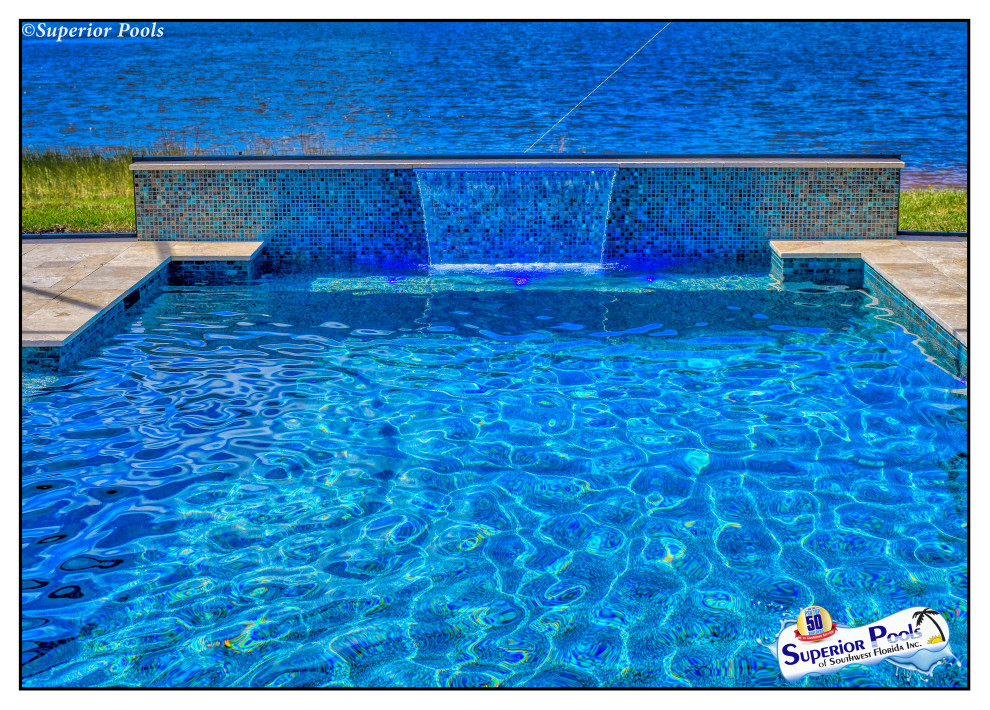 Idée de décoration pour une piscine arrière design de taille moyenne et rectangle avec des pavés en pierre naturelle.