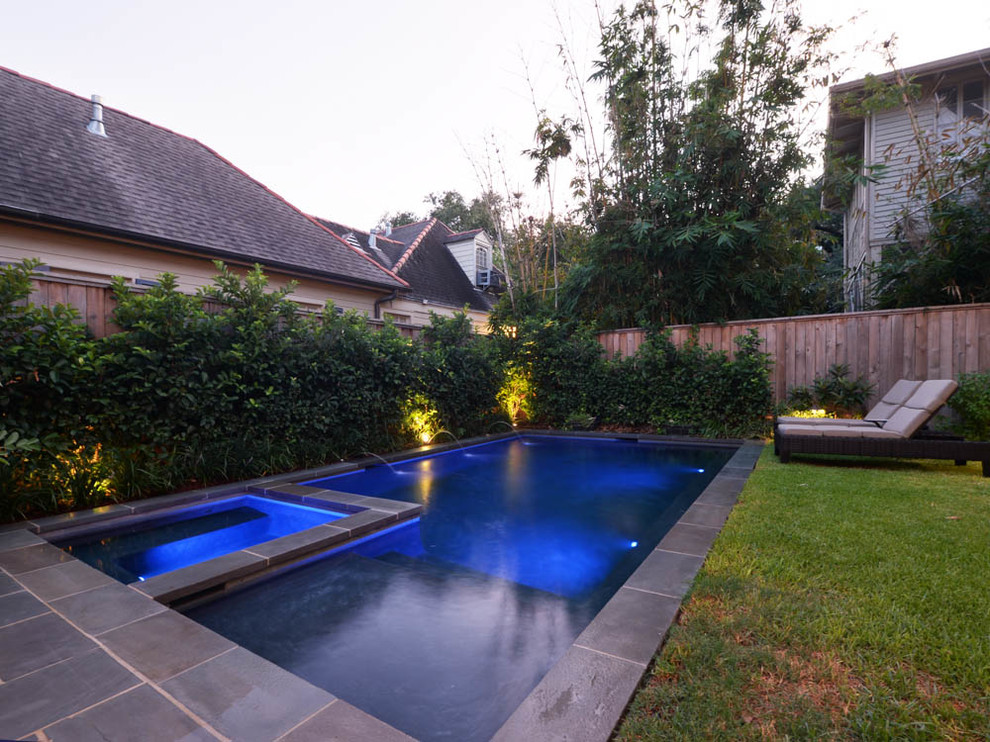 Свежая идея для дизайна: естественный, прямоугольный бассейн среднего размера на заднем дворе в классическом стиле с джакузи и покрытием из каменной брусчатки - отличное фото интерьера
