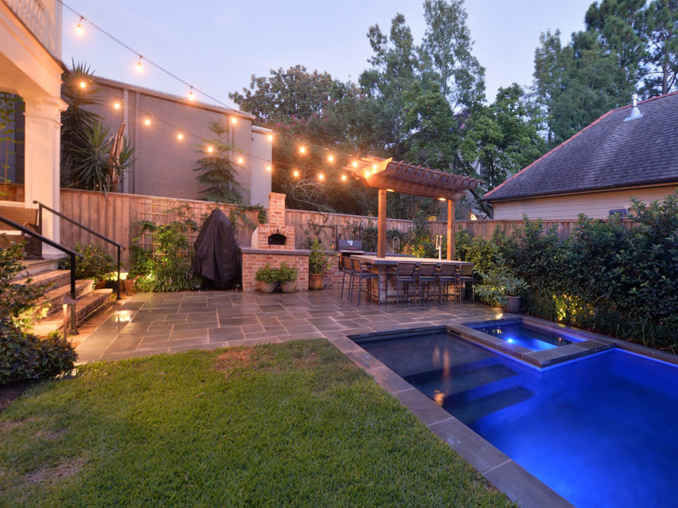 Ispirazione per una piscina naturale chic rettangolare di medie dimensioni e dietro casa con una vasca idromassaggio e pavimentazioni in pietra naturale