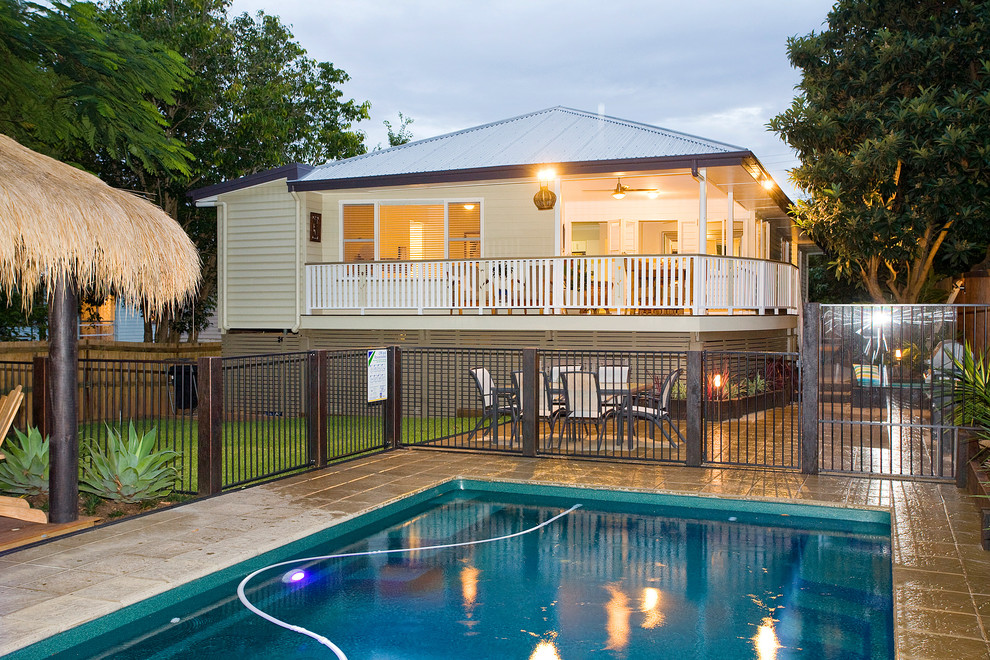 Großer Pool hinter dem Haus in rechteckiger Form mit Natursteinplatten in Brisbane