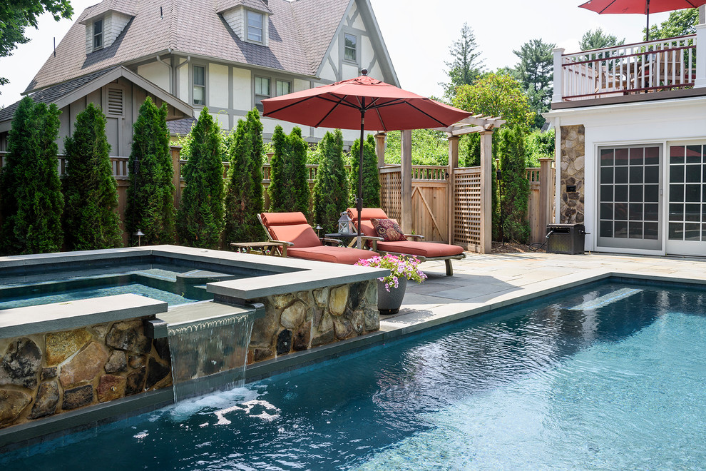 Источник вдохновения для домашнего уюта: прямоугольный бассейн на заднем дворе в стиле неоклассика (современная классика) с джакузи