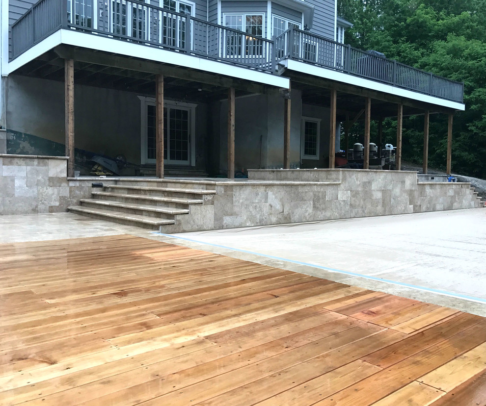 Idee per una piscina naturale minimalista rettangolare dietro casa con una vasca idromassaggio e pavimentazioni in pietra naturale