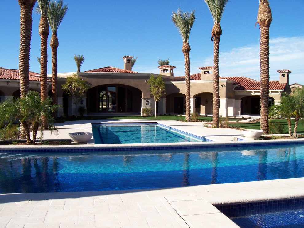 Стильный дизайн: прямоугольный бассейн на заднем дворе в средиземноморском стиле с покрытием из бетонных плит - последний тренд