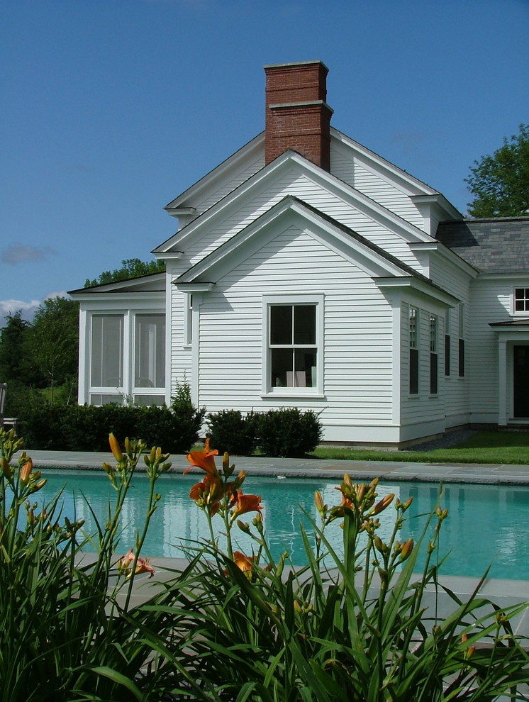 Immagine di una piscina tradizionale rettangolare nel cortile laterale