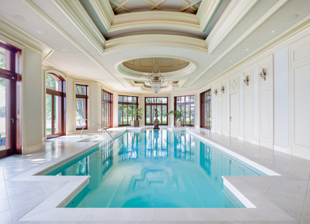 Идея дизайна: бассейн в доме в средиземноморском стиле