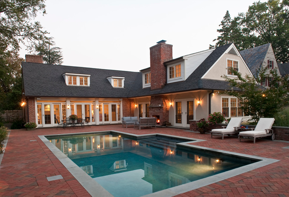 На фото: большой спортивный, прямоугольный бассейн на заднем дворе в классическом стиле с домиком у бассейна и мощением клинкерной брусчаткой