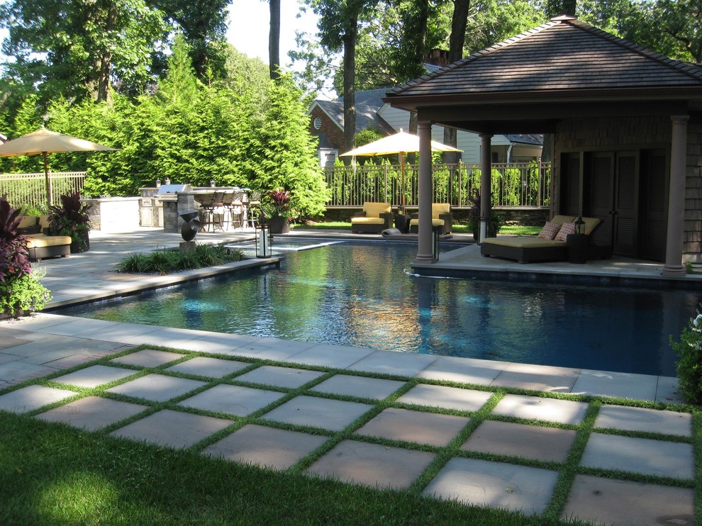 Ispirazione per una piscina naturale tradizionale personalizzata di medie dimensioni e dietro casa con una dépendance a bordo piscina e pavimentazioni in mattoni