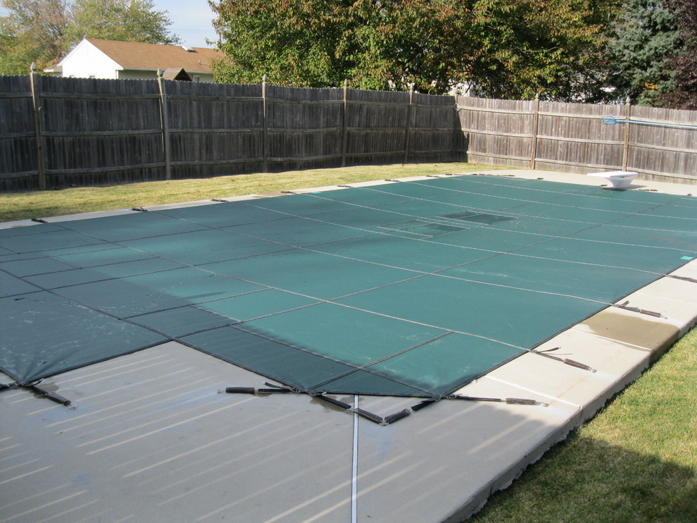 Design ideas for a medium sized classic back rectangular lengths swimming pool in Wilmington with concrete paving.