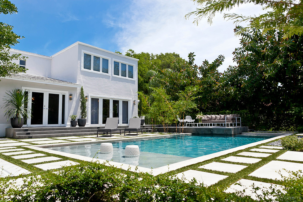 Design ideas for a modern swimming pool in Miami.