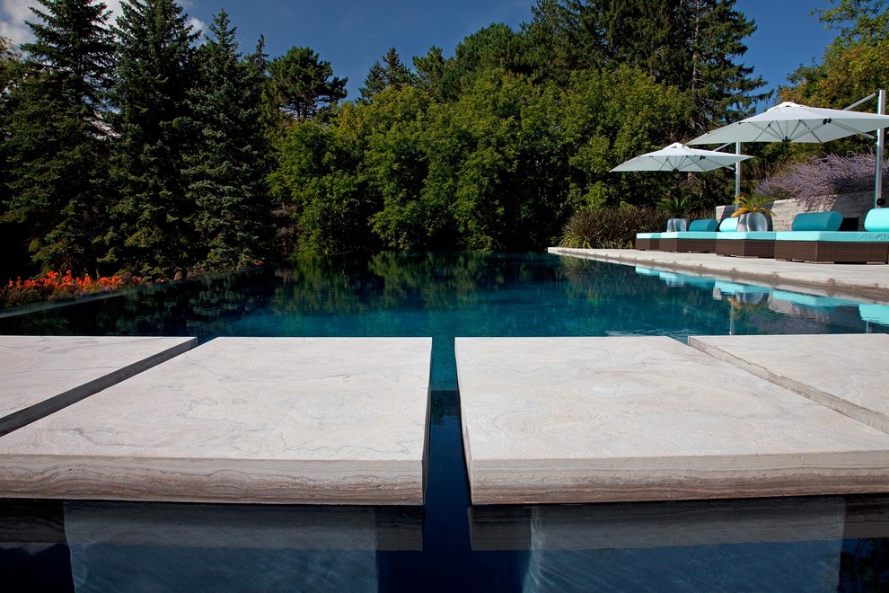 Ispirazione per una piscina a sfioro infinito design