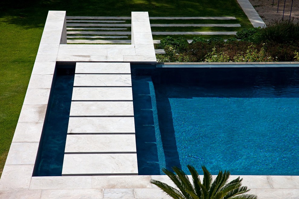 Exempel på en modern rektangulär pool, med naturstensplattor