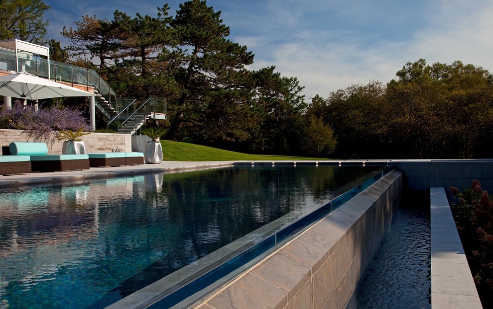 Idee per una piscina a sfioro infinito moderna