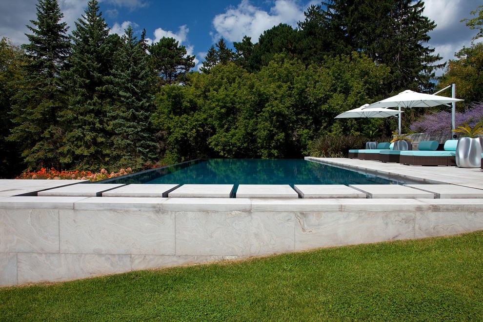 Moderner Pool in Toronto