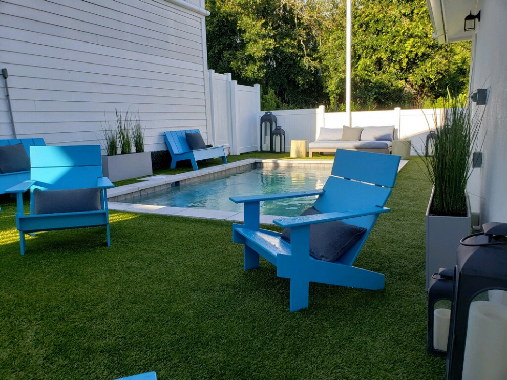 Imagen de piscina actual pequeña rectangular en patio trasero