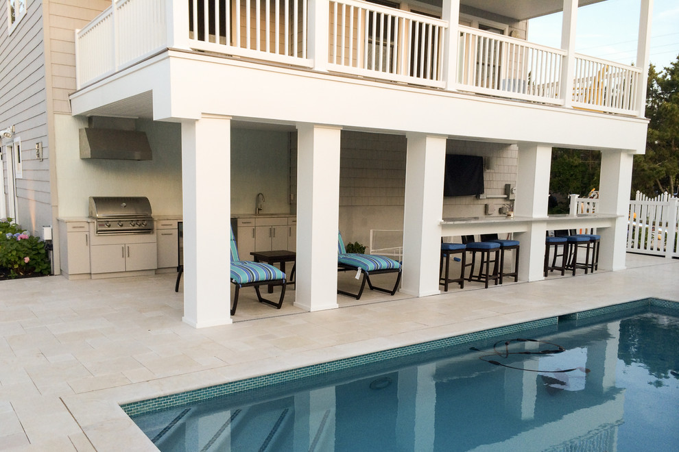 Foto di una piscina fuori terra tropicale rettangolare di medie dimensioni e dietro casa con piastrelle