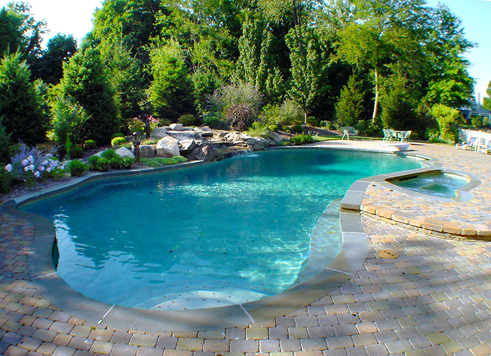 Источник вдохновения для домашнего уюта: естественный бассейн произвольной формы на заднем дворе в классическом стиле с мощением тротуарной плиткой